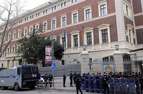 Almaniyanın baş konsulluğu mühasirəyə alındı