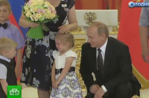 Uşaq ağladı, Putin sakitləşdirməyə çalışdı