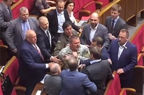 Deputatlar arasında əlbəyaxa dava