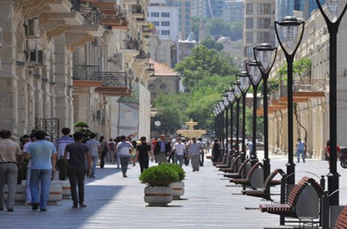 Bu ay 10 gün evdəyik