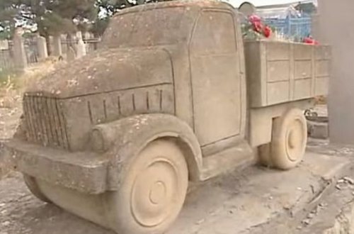 Bakının qeyri-adi baş daşları: