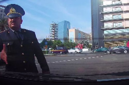 Yol polisi maşını yumruqlayıb sürücüyə 