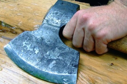 Biləsuvarda üç nəfər 30 yaşlı kişini baltalayıb