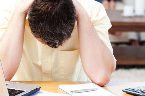 Bank müştərinin pensiya kartından pul çəkib