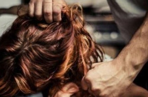 Qadın qaynı tərəfindən döyüldü