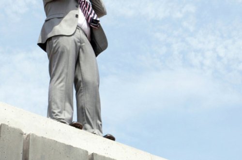 Özünü 6-cı mərtəbədən atmaq istədi