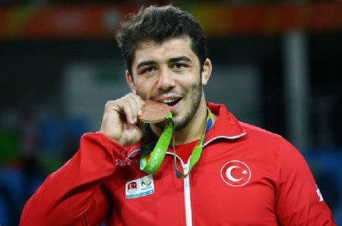 Türk idmançı Rioda bayrağımızı qaldırdı