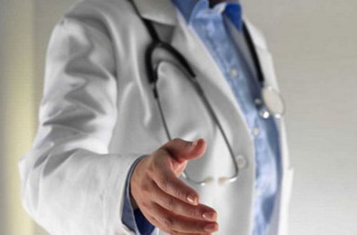 Həkim saxta arayış üçün 300 manat alıb qaytarmayıb