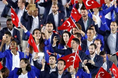 Rioda növbəti biabırçılıq: Türk qızların otağına girdilər...