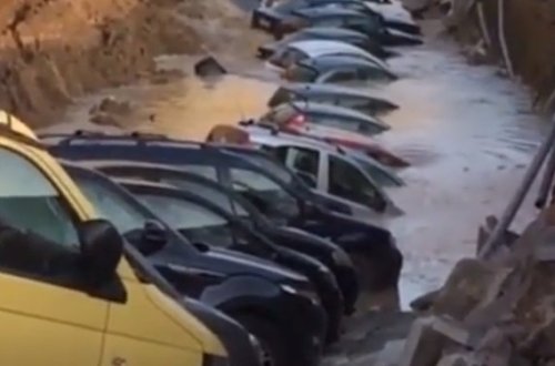 Florensiyada onlarla avtomobil yerin altına girib