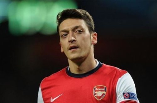 Özil yenə 