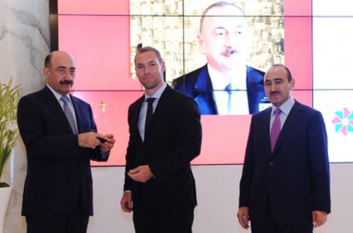 Əbülfəs Qarayevə mükafat verildi