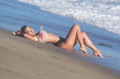 Cazibədar modeldən yarıçılpaq