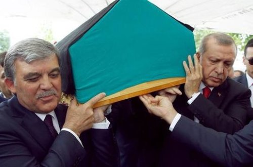 Ərdoğanla Gül iş adamının tabutunu çiynində daşıdı