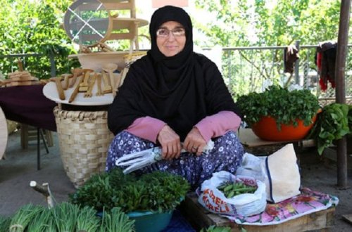 Nazirin bacısı bazarda satıcı işləyir