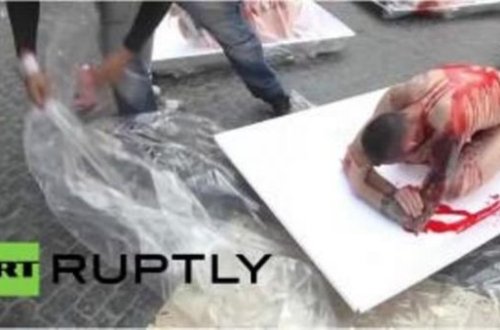 Etirazçılar soyundu