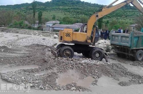 Qubada sel nəticəsində bağlanan yol açılıb