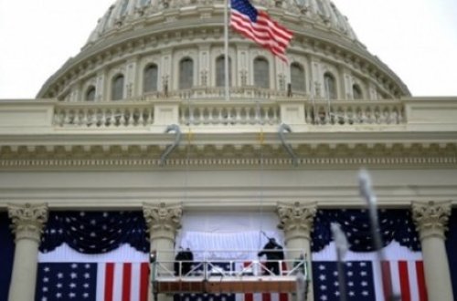 Ağ Evin qarşısında