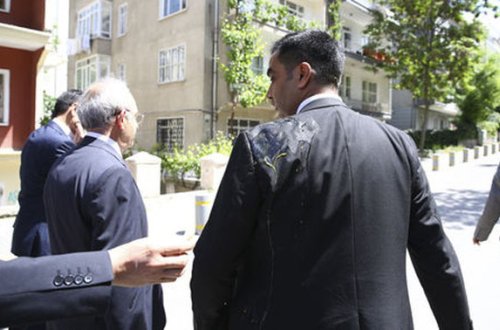 Kılıcdaroğluna şəhidin dəfnində yumurta atdılar