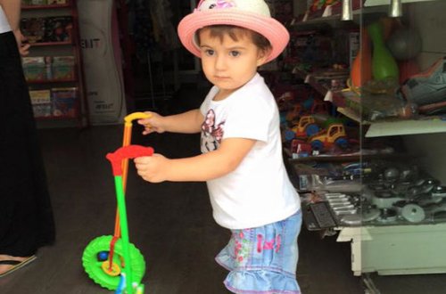 Vicdansiz ana körpəsini mağazaya atıb qaçdı