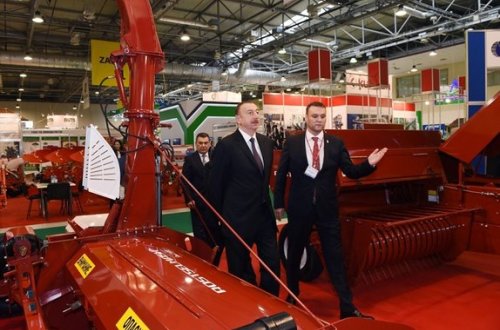 İlham Əliyev sərgidə