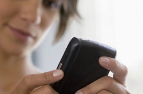 Ərinin telefonunu yoxladığı üçün ölkədən deportasiya olundu