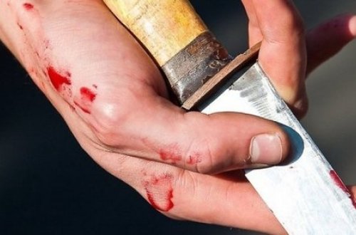 Ər arvadını bıçaqladı