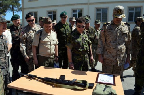 Hərbi attaşelər Müdafiə Nazirliyinin hərbi hissəsində