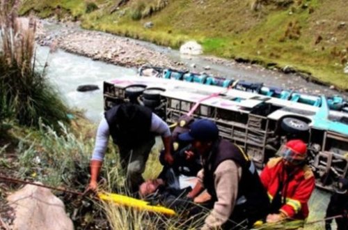 Avtobus dərəyə aşdı