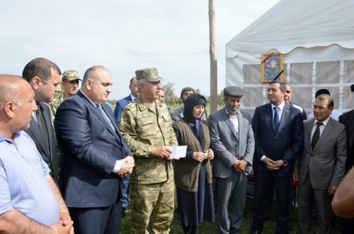 Şəhid əsgərin medalı anasına verilib