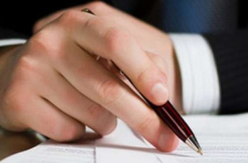 Daha bir direktora töhmət verildi