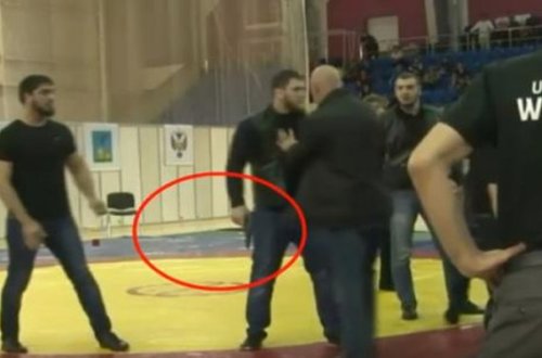 Uduzan güləşçinin komandası rəqibə silah çəkdi