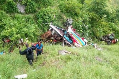 Sərnişin avtobusu aşdı, 33 nəfər öldü