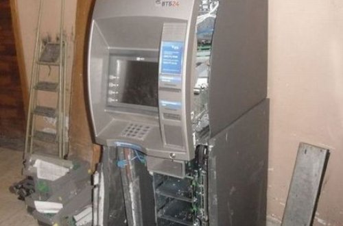 Bakıda iki qadın bankomatı sındırdı