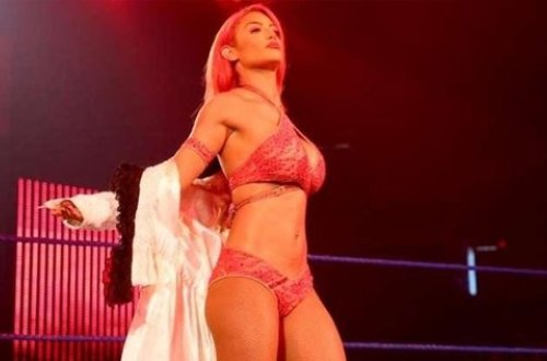 Seksual boksçunun səhnədə sinəsi açıldı