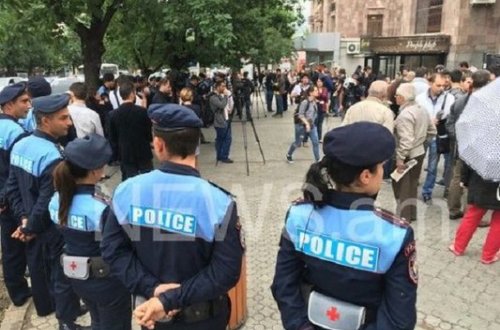 Sarkisyana 15 dəqiqə vaxt verildi - İrəvanda xalq etirazı