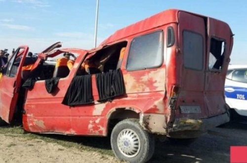 Mikroavtobus yük maşını ilə toqquşub