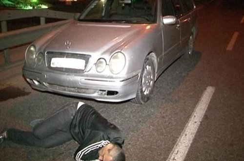 Bakıda sərxoş sürücü maşından düşdü və asfaltda yatdı
