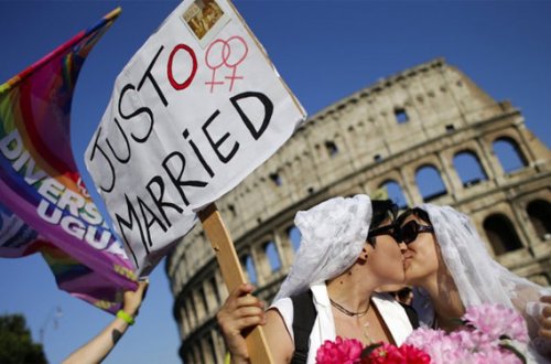 Daha bir ölkədə eynicinslilərin evlənməsinə icazə verildi