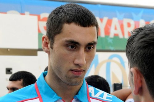 “Niyə axmaq-axmaq yazırsız?”