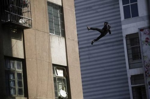 Bakıda kişi qollarını kəsib, özünü pəncərədən atdı