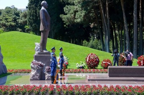 Azərbaycan ümummilli lider Heydər Əliyevin 93 illiyini qeyd edir