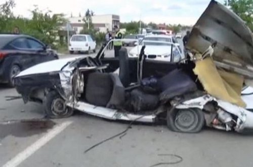 “Kamaz“ “VAZ“-ı 2 yerə böldü