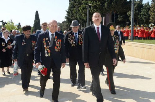 İlham Əliyev veteranlarla görüşdü