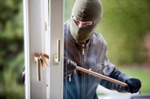 Lənkəranda bir qrup şəxs evə basqın edib