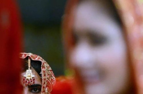 Pakistanda 16 yaşlı qızı rəfiqəsinə kömək etdiyi üçün öldürüb yandırdılar