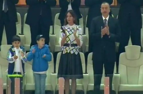 İlham Əliyev nəvələri ilə millinin oyununda