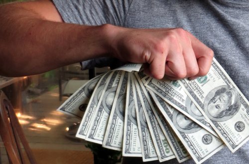 Bakıda Rusiya vətəndaşı qadına 80 min “atdı”