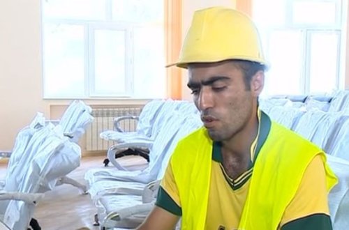 Türkiyəli iş adamı sabirabadlı fəhləyə piano hədiyyə etdi – VİDEO