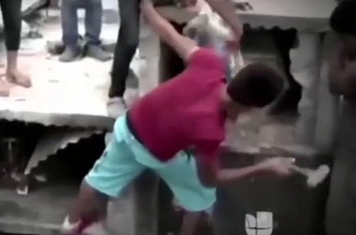 Yuxusuna girən sevgilisinin məzarını açdıran oğlan şoka düşdü – VİDEO